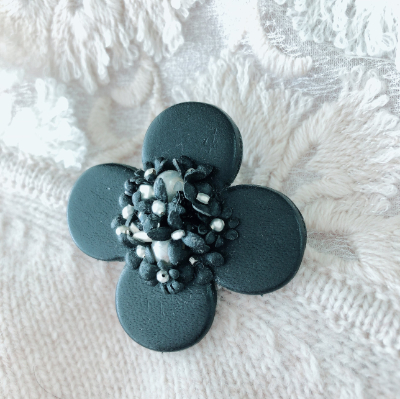 Atelier LeafLeafのヌメ革で作った、お花の形のブローチ。ポーリン